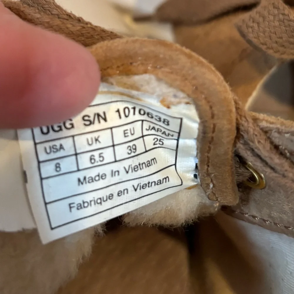 UGG Women’s Chestnut Suede Sneakers‎ / 8